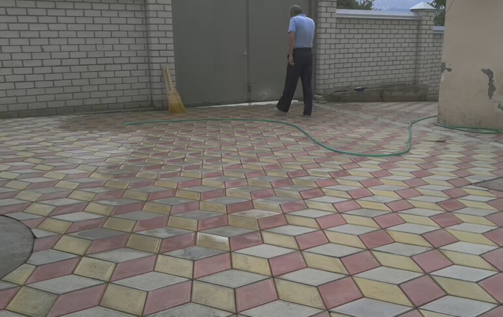 Укладка тротуарной плитки, благоустройство двора — фото 2