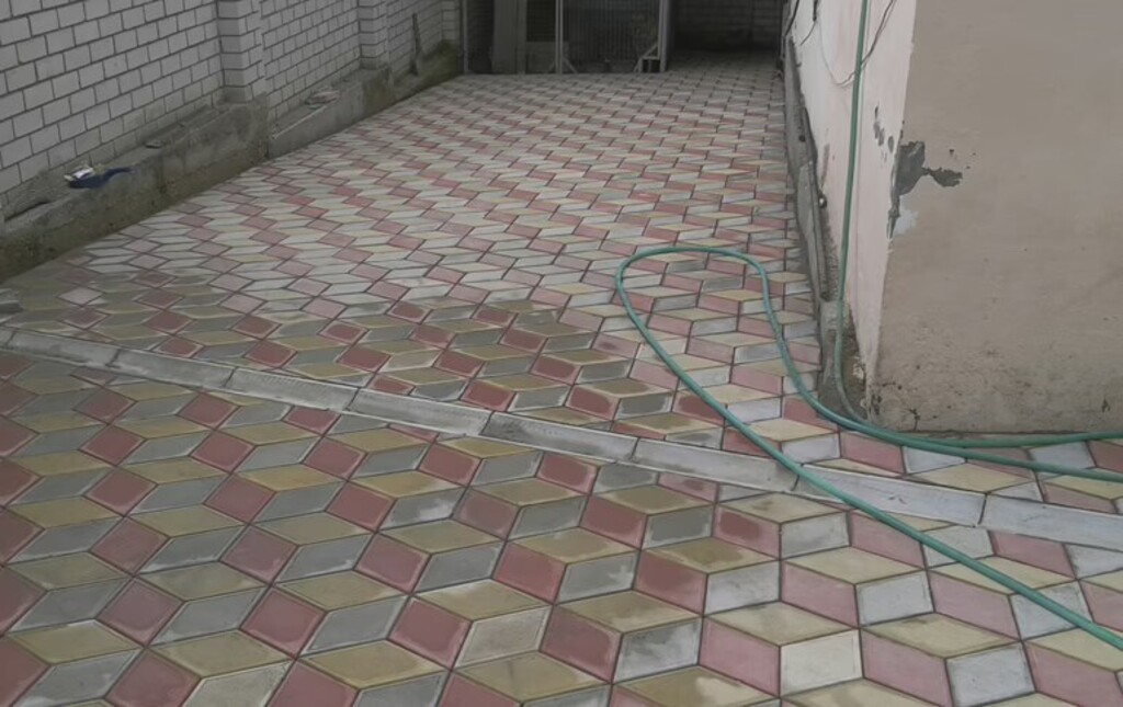 Укладка тротуарной плитки, благоустройство двора — фото 3