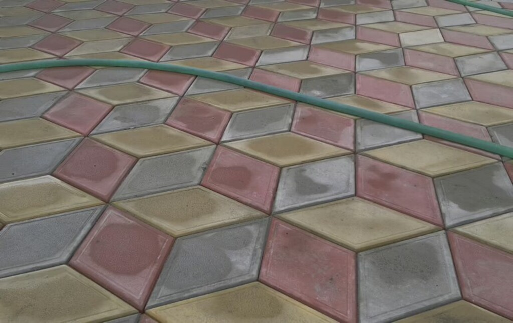 Укладка тротуарной плитки, благоустройство двора — фото 4